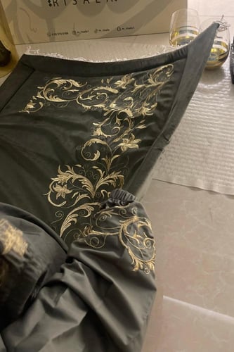 طقم الذهبي المخملي