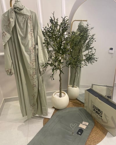 طقم مخملي مطرز