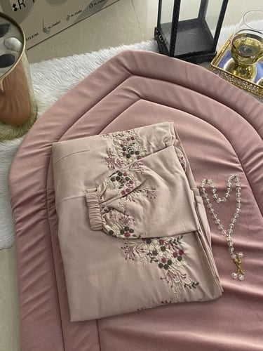 طقم مخملي مطرز