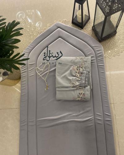 طقم مخملي مطرز