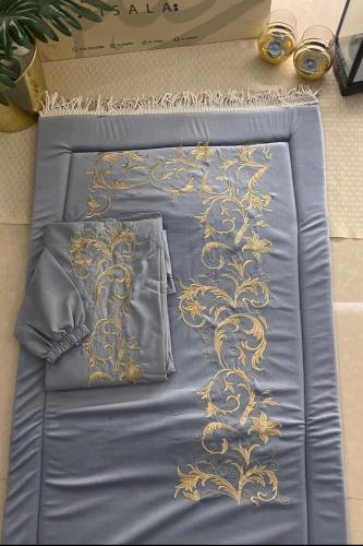 طقم الذهبي المخملي