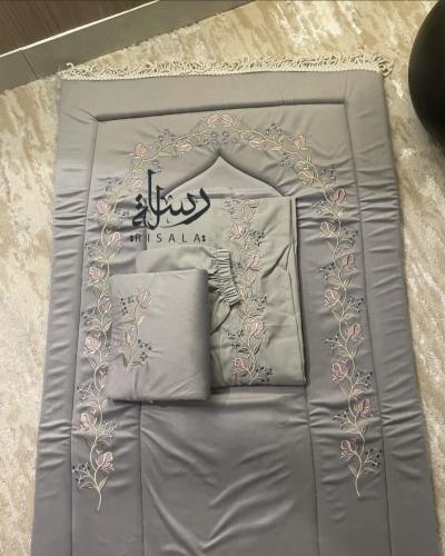 طقم صلاة رسالة مطرز+بيت مصحف’