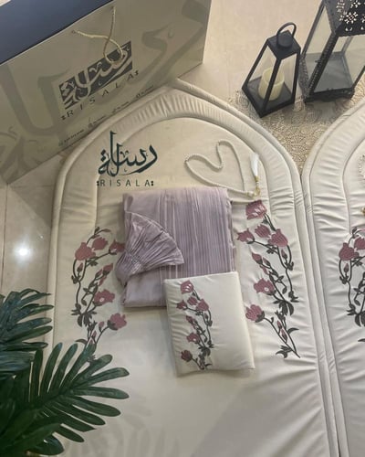 طقم صلاة مطرز + بيت مصحف