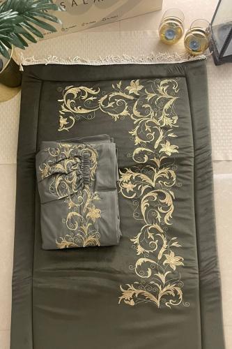 طقم الذهبي المخملي