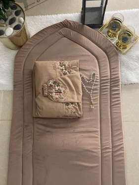 طقم مخملي مطرز