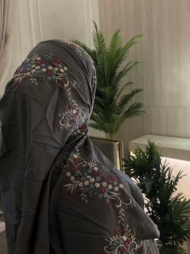 طقم مخملي مطرز