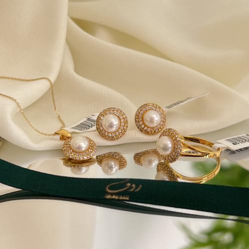 نص طقم ذهب مع لولو زراعي مضمون ومخصوم من وزن الذهب...