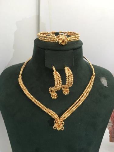 طقم عصري ذهبي