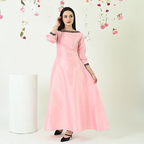 فستان كلوش وردي