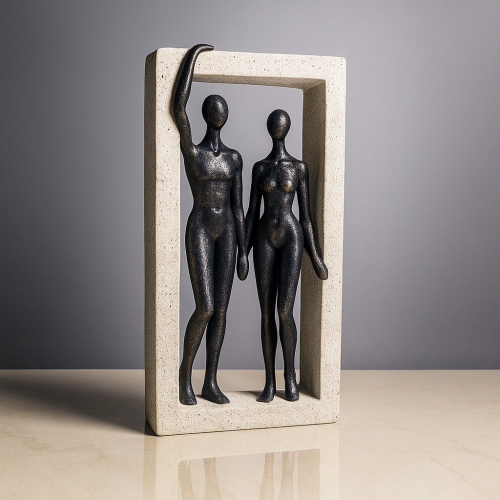 مجسم ثنائي في إطار شكل حجري