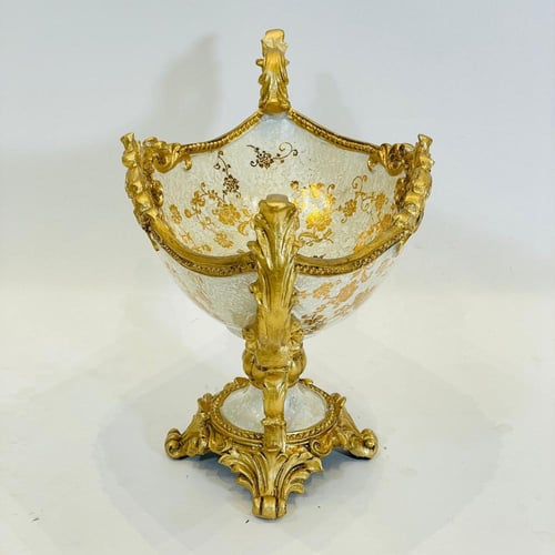 صحن كلاسيكي مرتفع مزخرف