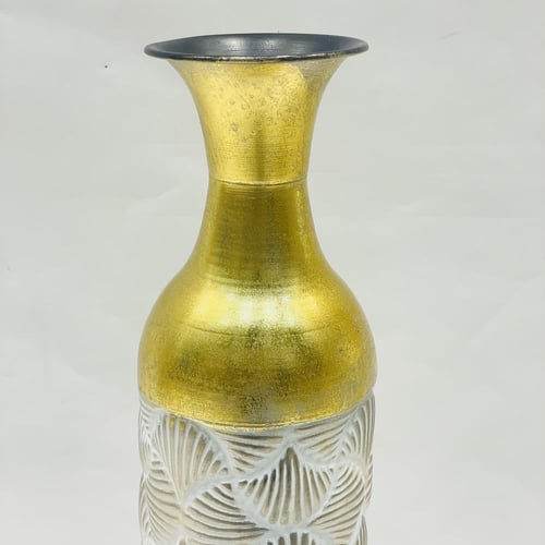 فازة معدن مزخرفة