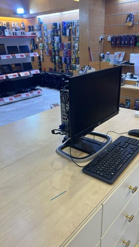 مكتبي I7 معلق خلف الشاشة