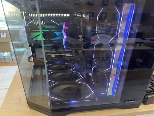 بي سي قيمينق وشاشة