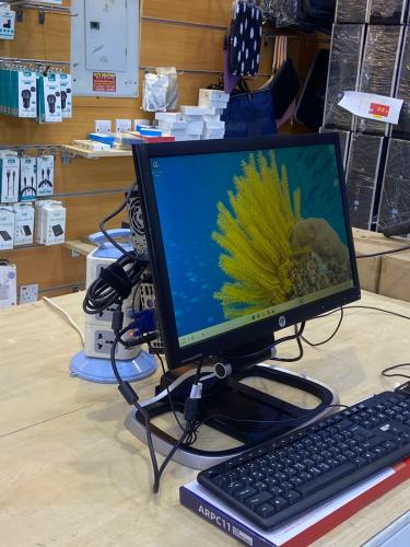 مكتبي I7 معلق خلف الشاشة