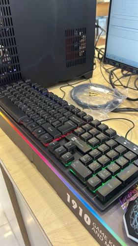 بي سي قيمينق وشاشة