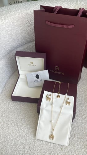 سلسال وحلق ذهبي مع لؤلؤ مع ملحقاتها