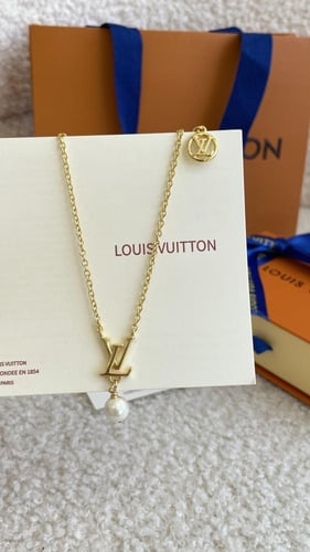 سلسال LV ذهبي مع ملحقاته