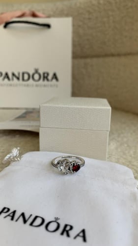 خاتم باندورا قلبين فضي واحمر مع ملحقاته