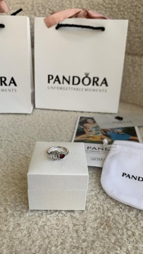 خاتم باندورا قلبين فضي واحمر مع ملحقاته