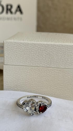 خاتم باندورا قلبين فضي واحمر مع ملحقاته