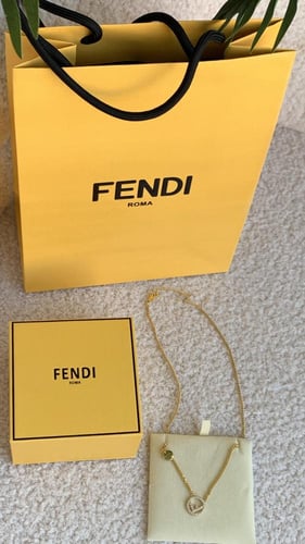 سلسال فندي ذهبي مع ملحقاته