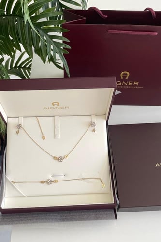 طقم اقنر ذهبي سلسال وحلق واسوره مع ملحقاته