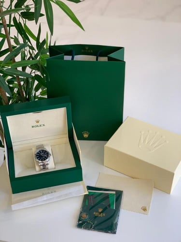 ساعة رولكس فضي مع كحلي مع ملحقاتها