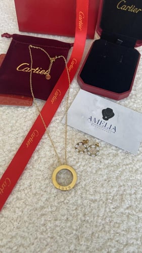 سلسال كارتير Love مع حلق ذهبي شامل ملحقاته