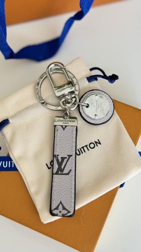 ‏ميدالية مفاتيح LV ‏جهتين اسود مع رمادي مع الملحقا...