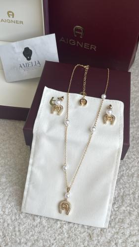 سلسال وحلق ذهبي مع لؤلؤ مع ملحقاتها