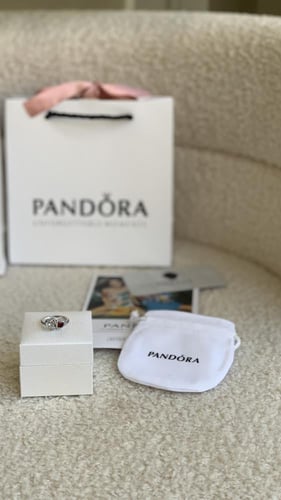 خاتم باندورا قلبين فضي واحمر مع ملحقاته