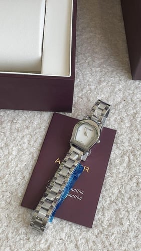 ساعة اقنر نسائي فضي شامل ملحقاته