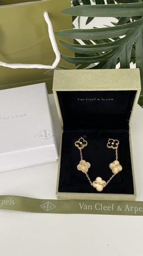 اساور فان كليف 5 وردات مع الملحقات