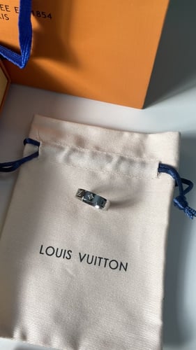 خاتم LV فضي مع ملحقاته