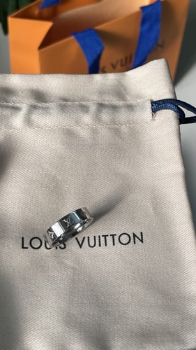 خاتم LV فضي مع ملحقاته