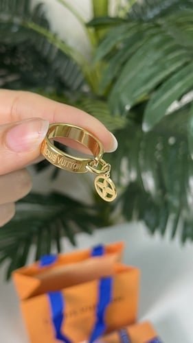 خاتم Lv الذهبي مع ملحقاته