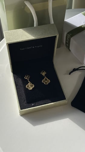 حلق فان كليف ذهبي مع الملحقات