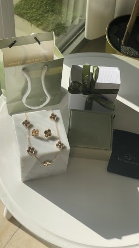 طقم سلسال وحلق فان كليف ذهبي شامل الملحقات