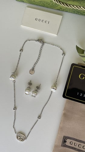 سلسال وحلق قوتشي فضي مع الملحقات