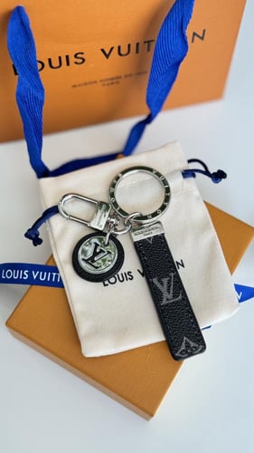 ‏ميدالية مفاتيح LV ‏جهتين اسود مع رمادي مع الملحقا...