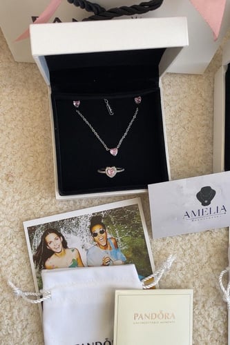 ‏سلسال وحلق وخاتم باندورا وردي