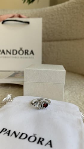 خاتم باندورا قلبين فضي واحمر مع ملحقاته