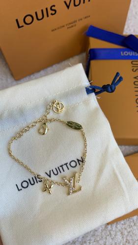 اسورة لويس فيتون ذهبي مع ملحقاتها