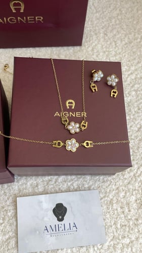 طقم سلسال وحلق واسورة ذهبي مع ملحقاته