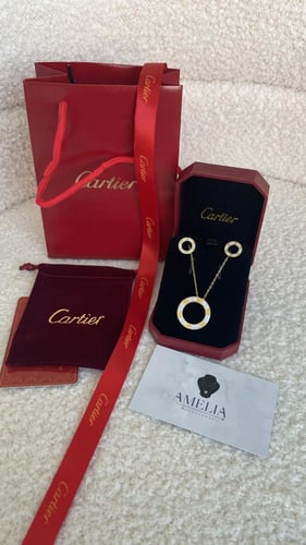 سلسال كارتير Love مع حلق ذهبي شامل ملحقاته