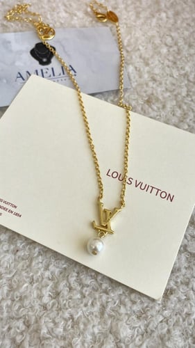 سلسال LV ذهبي مع ملحقاته