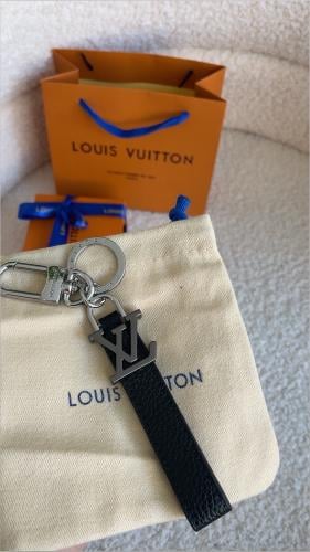 ميدالية لويس فيتون اسود مع الملحقات