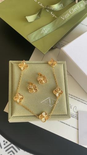 طقم سلسال وحلق فان كليف ذهبي شامل الملحقات