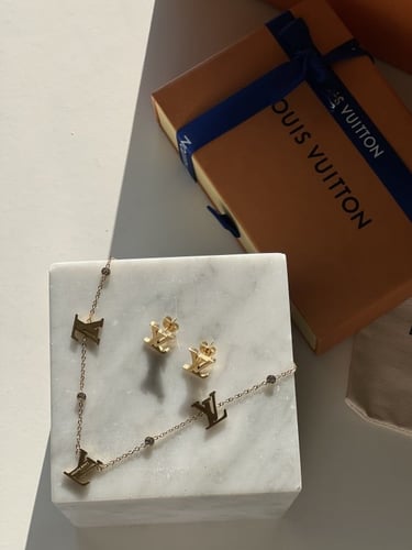 سلسال وحلق Lv ذهبي مع الملحقات